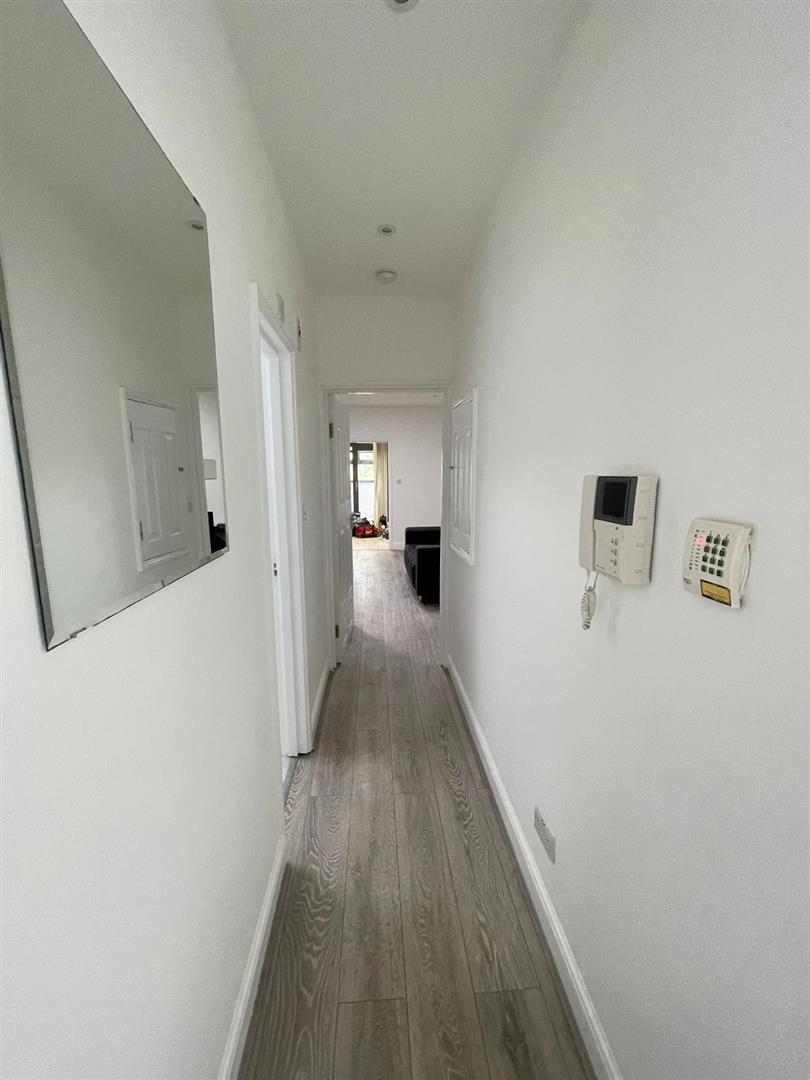 2 bed property in Regents Park Road, London